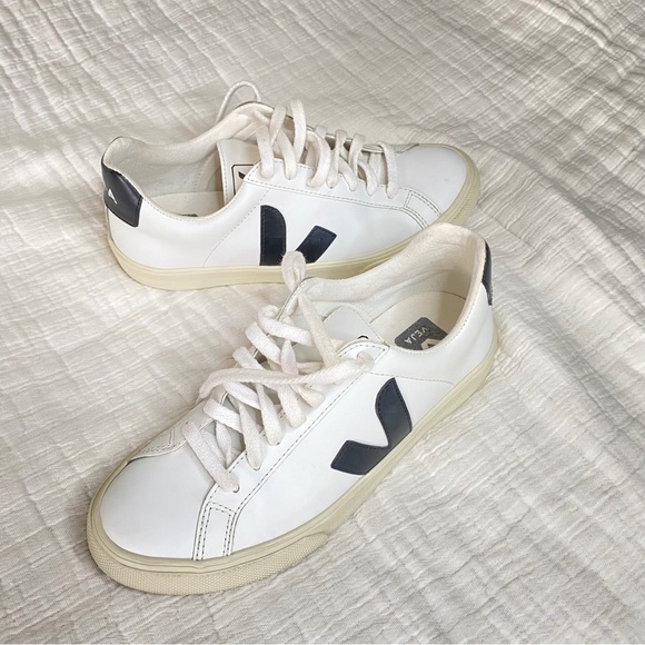 Veja Esplar low-top leather sneakers in white with black logo size 6

US6/EU37 - Picture 10 of 10